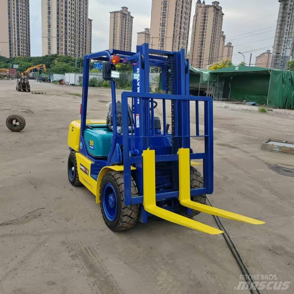 Komatsu FD 30 T-17 شاحنات الديزل