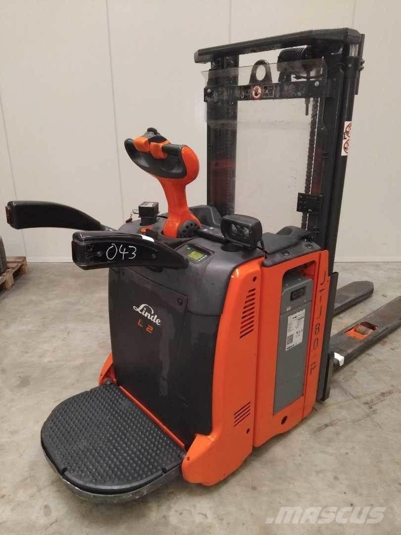 Linde L12AP شاحنات مناولة ذاتية الدفع