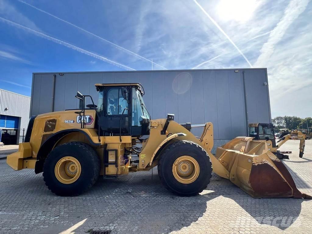 CAT 962M لوادر بعجل