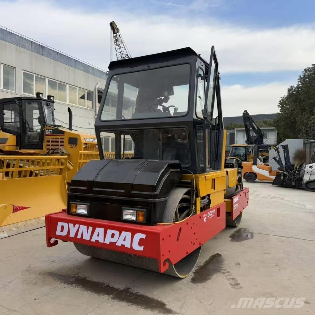 Dynapac CC 211 مداحل ثنائية الاسطوانة