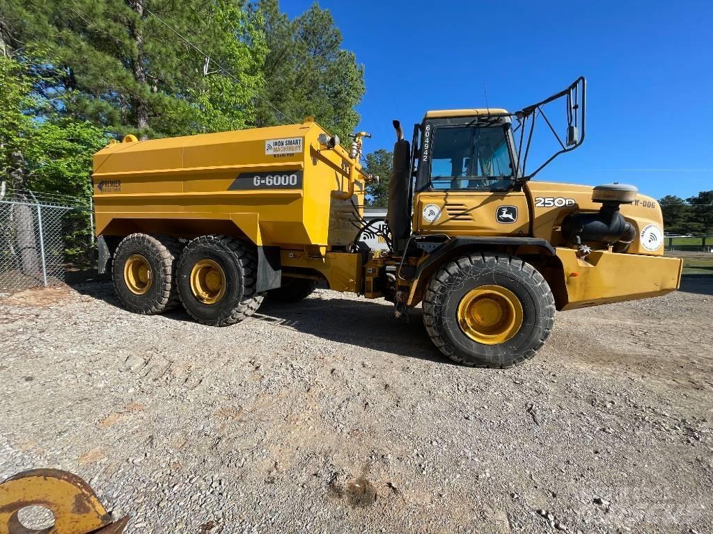 John Deere 250 D صهاريج مياه