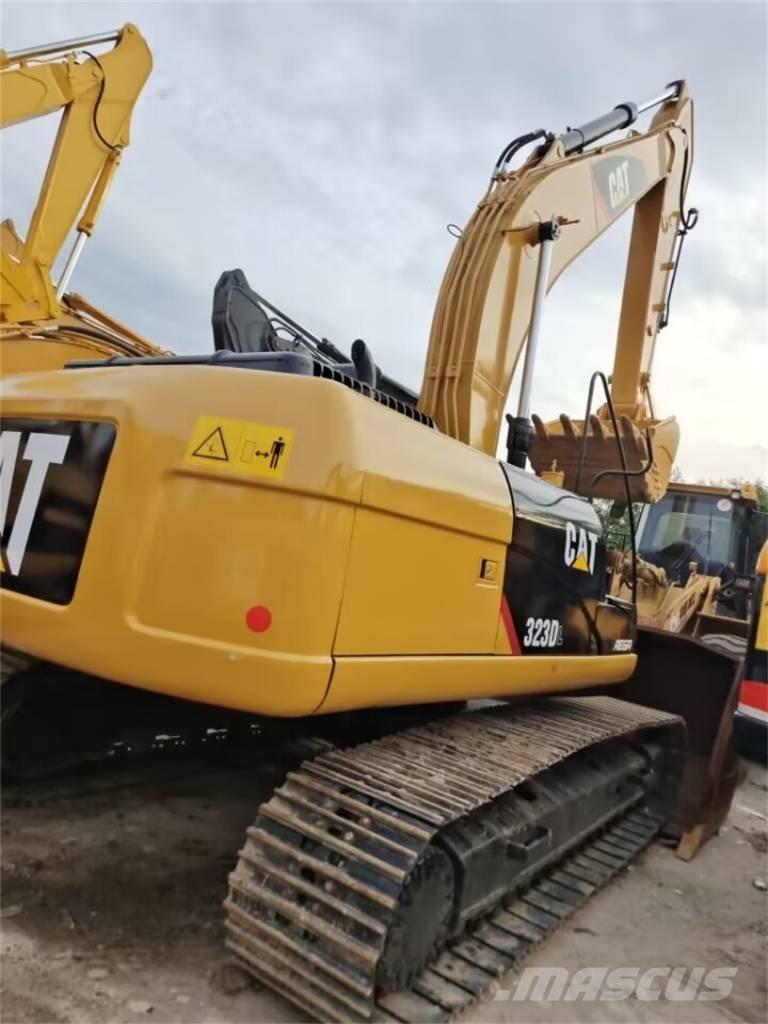 CAT 323 D حفارات زحافة