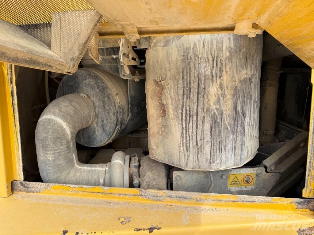 Komatsu D 155 AX-6 بلدوزرات مجنزرة