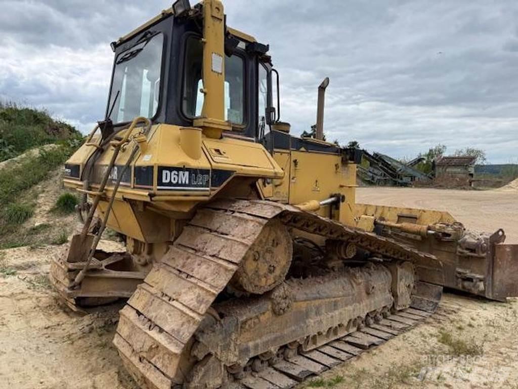 CAT D6M LGP بلدوزرات مجنزرة