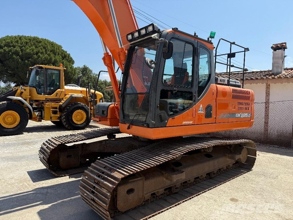 Dossan DX 225LC 3 حفارات زحافة