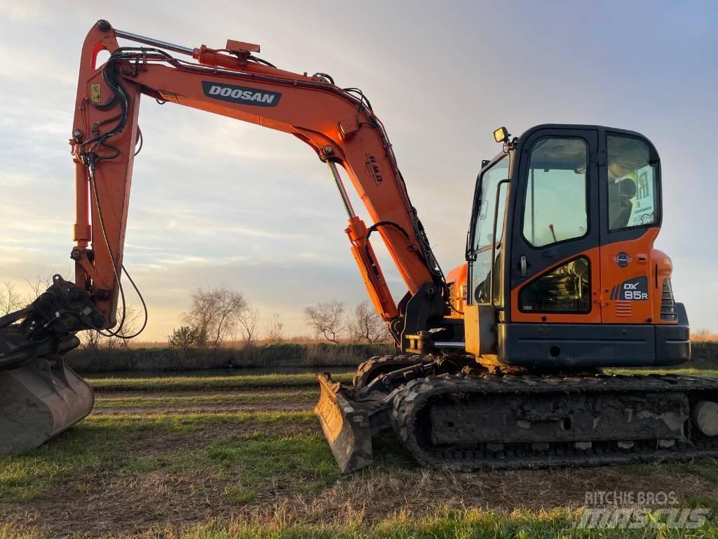 Doosan DX 85 R-3 حفارات وسط 7 طن - 12 طن