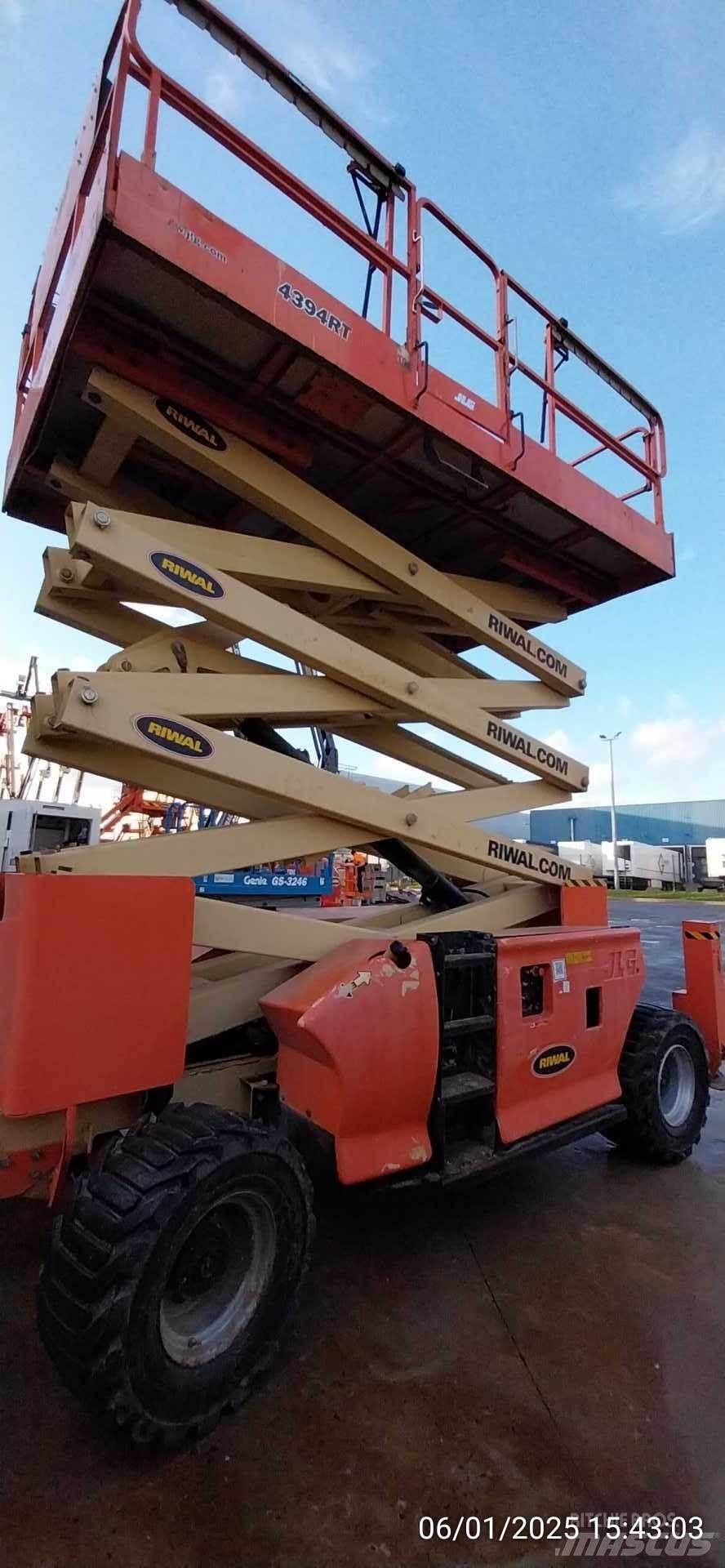 JLG 4394RT رافعات مقصية الشكل