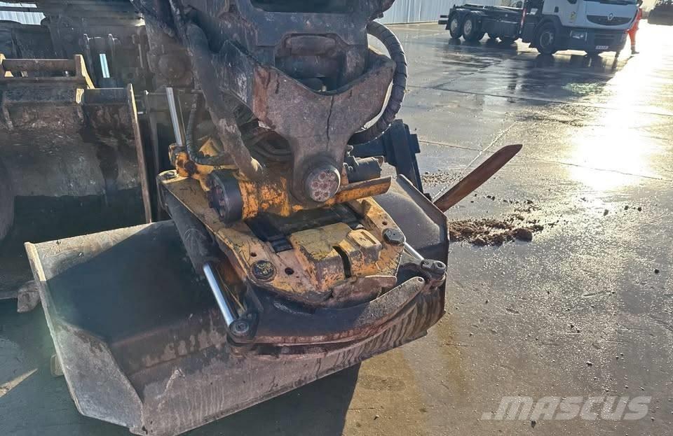 JCB JS 145 W حفارات بعجل