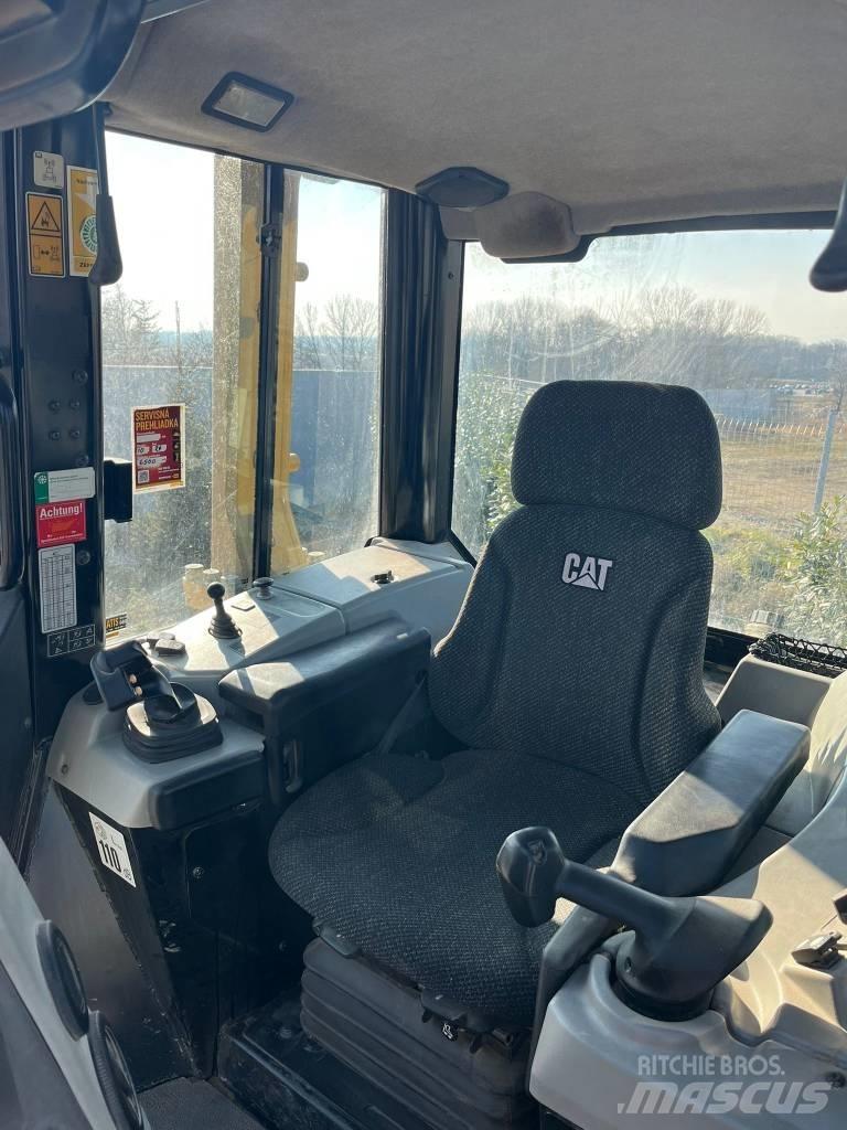 CAT D 6 N XL بلدوزرات مجنزرة