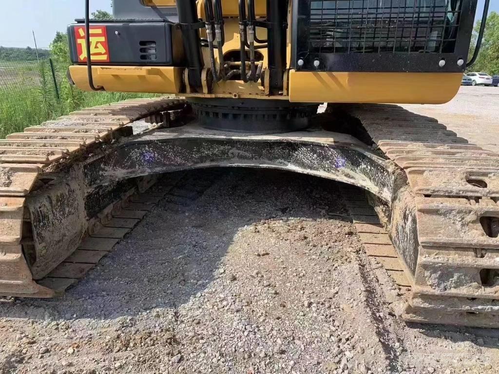 CAT 323D حفارات زحافة