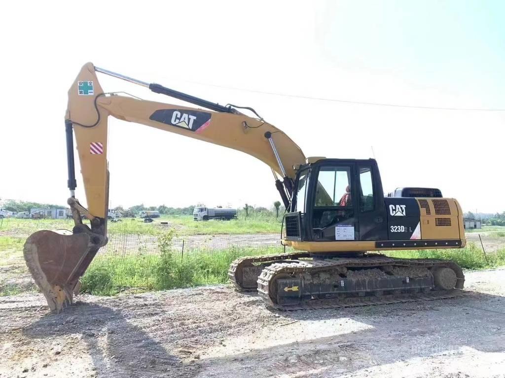 CAT 323D حفارات زحافة