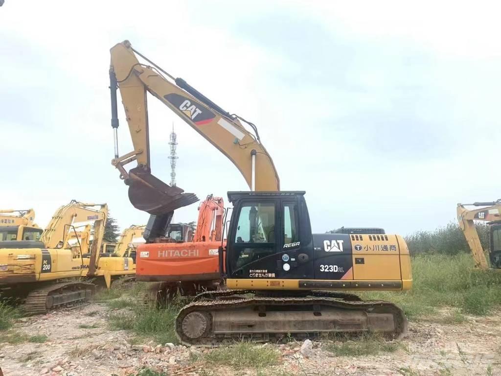 CAT 323D حفارات زحافة