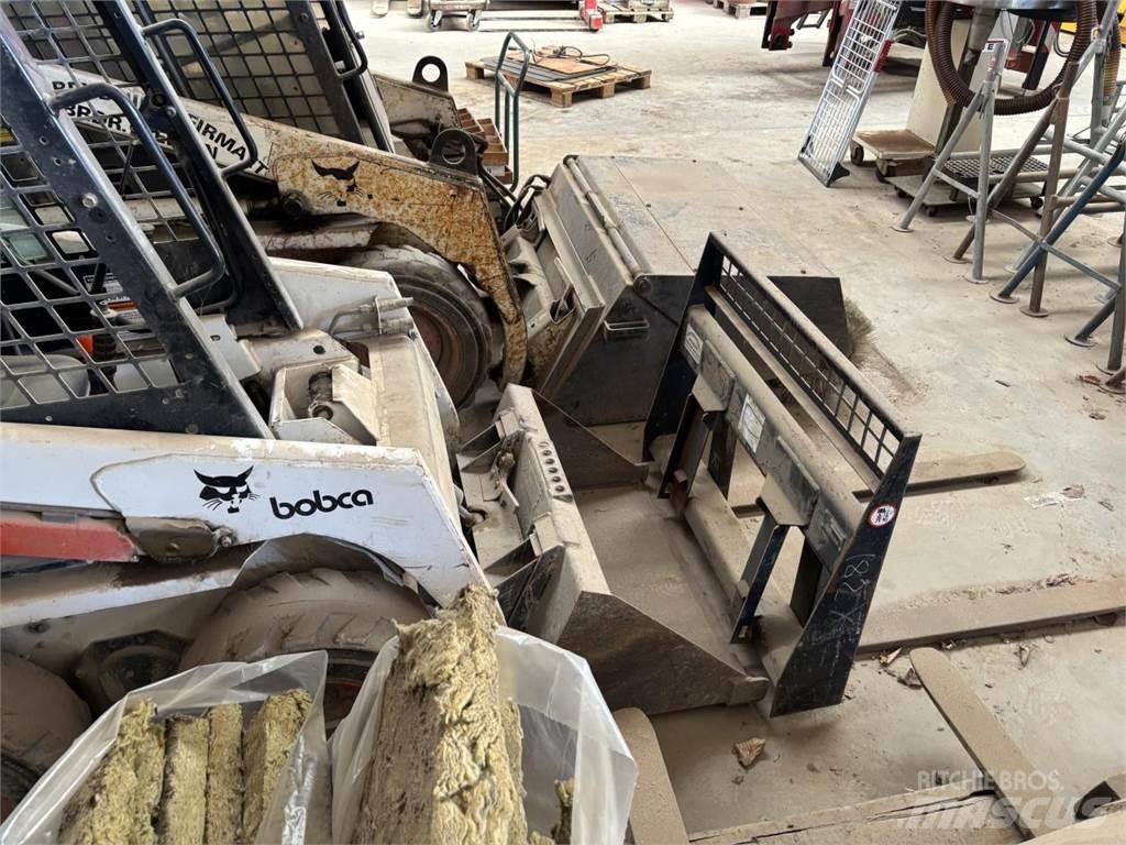 Bobcat 453 لوادر صغيرة