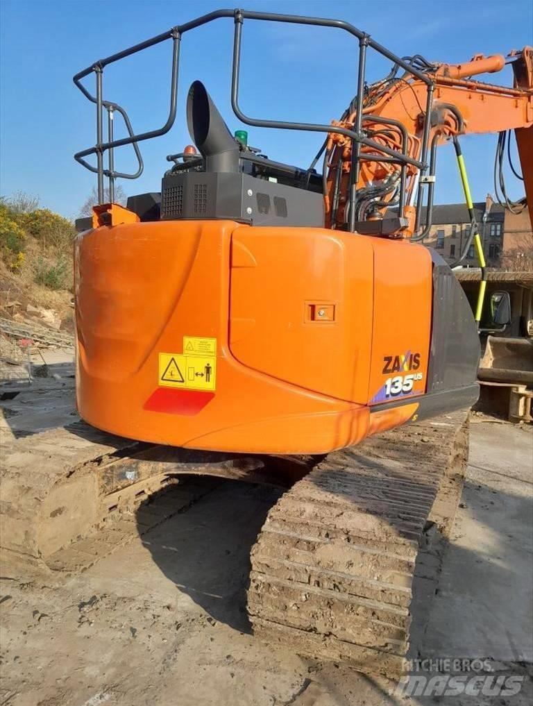 Hitachi ZX 135 US-6 حفارات زحافة