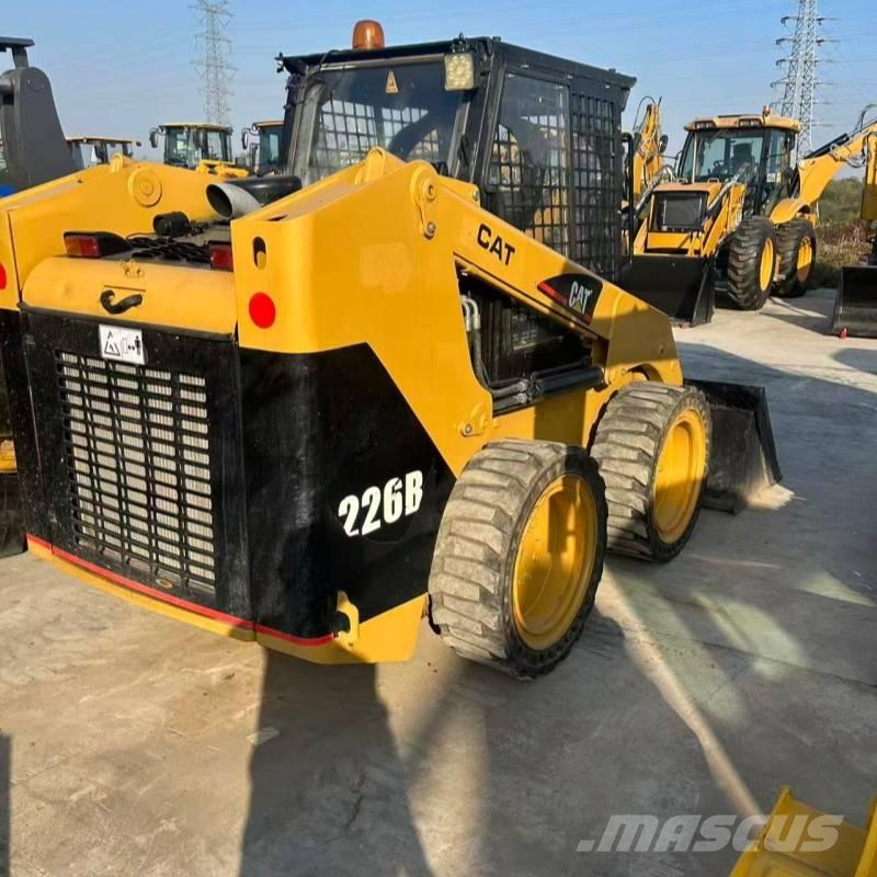 CAT 226 لوادر انزلاقية التوجيه