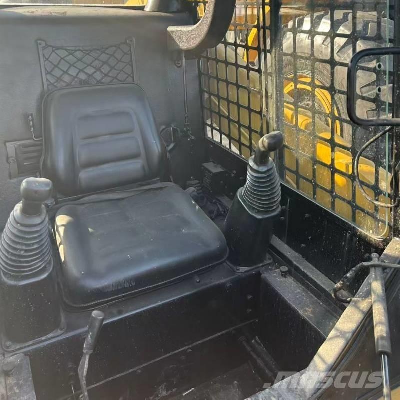 CAT 226 لوادر انزلاقية التوجيه