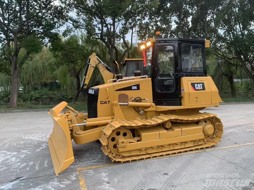 CAT D 5 K بلدوزرات مجنزرة