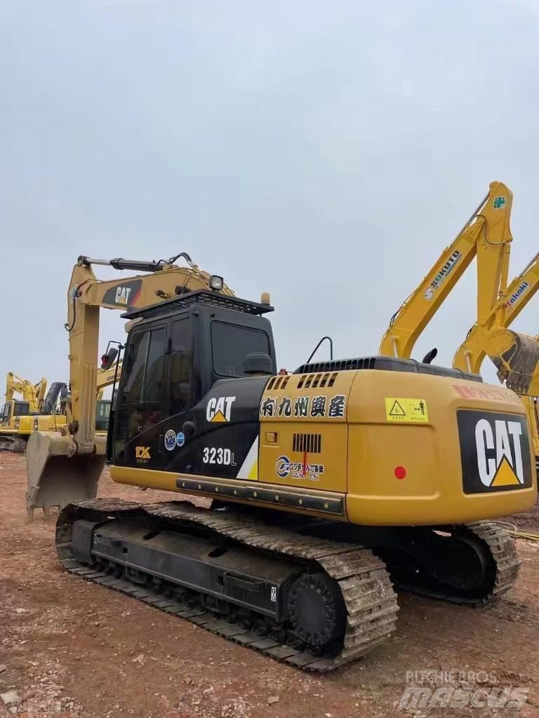CAT 323 D L حفارات زحافة