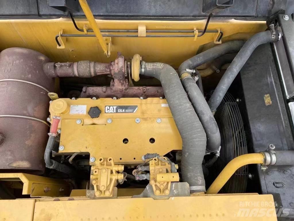 CAT 323 D L حفارات زحافة
