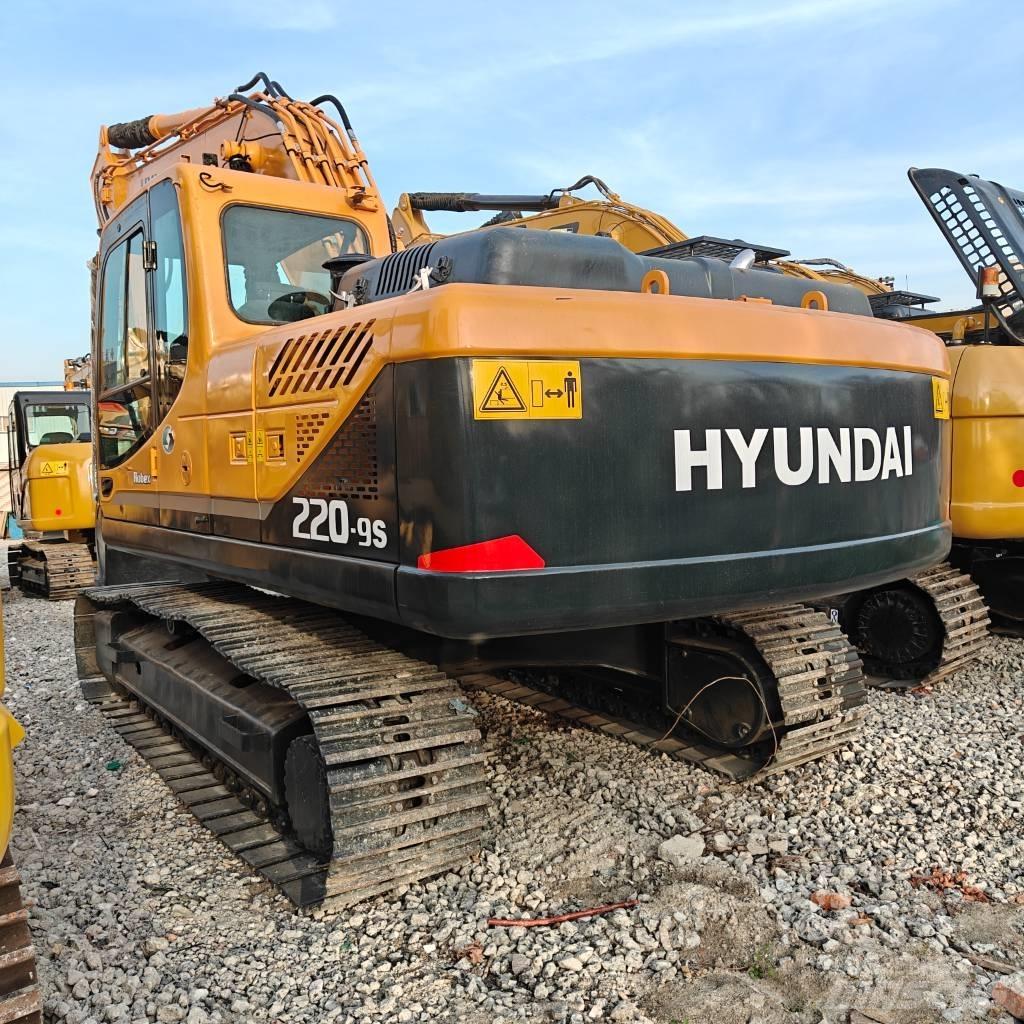 Hyundai R220-9S حفارات زحافة