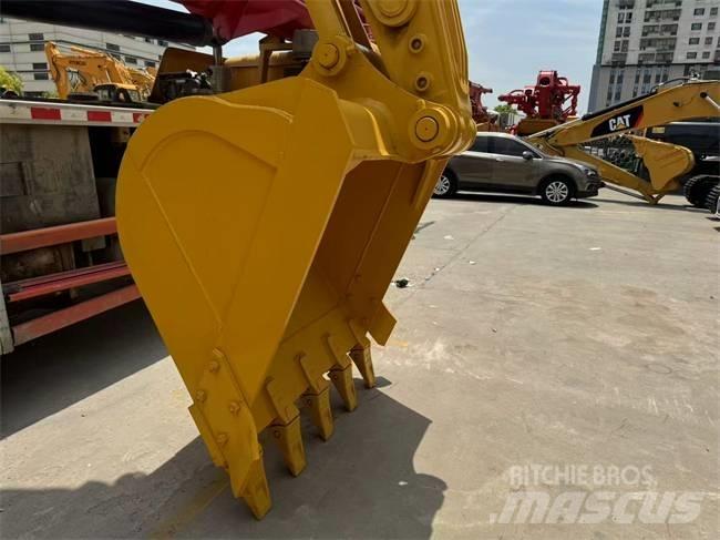 Komatsu PC 220-8 حفارات زحافة