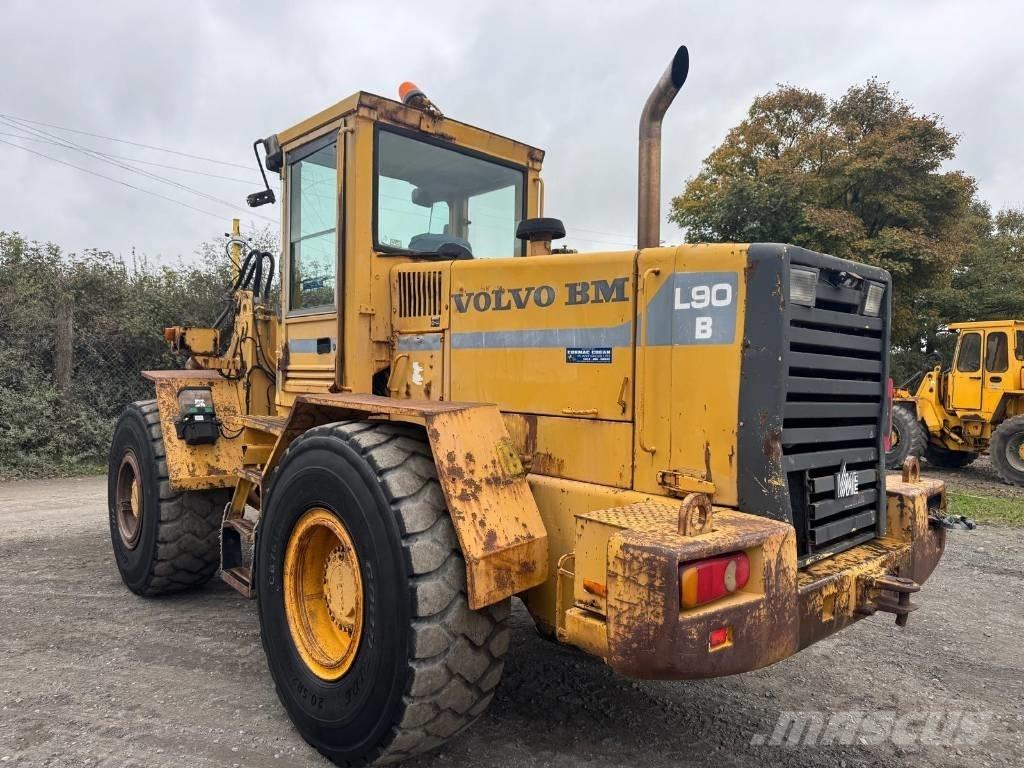 Volvo L 90 لوادر بعجل