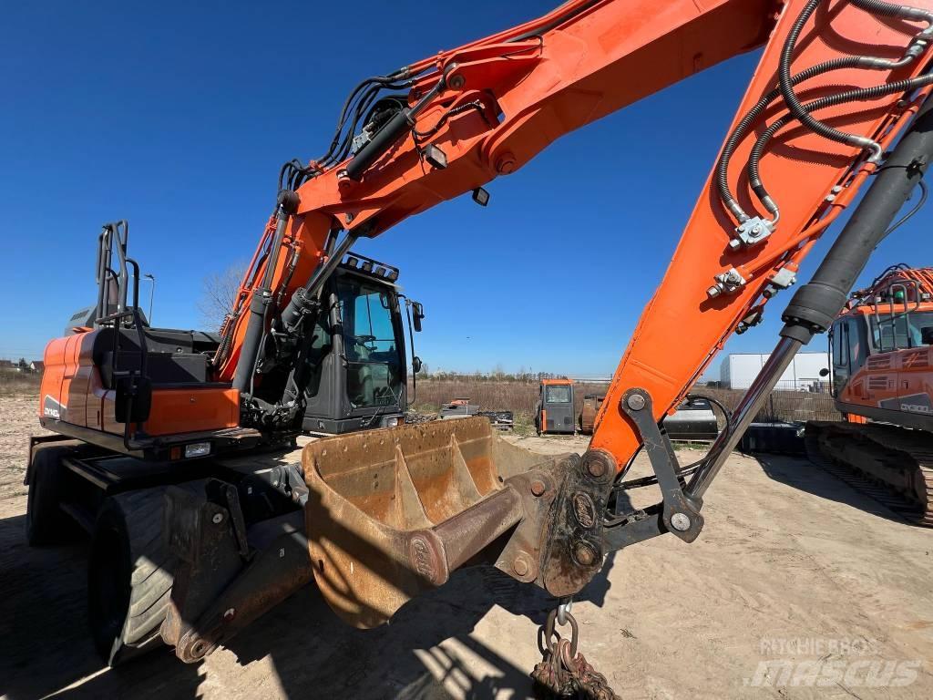 Doosan DX 140 W حفارات بعجل