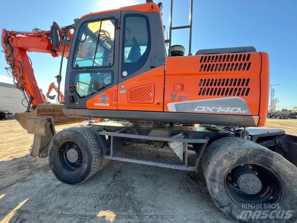 Doosan DX 140 W حفارات بعجل