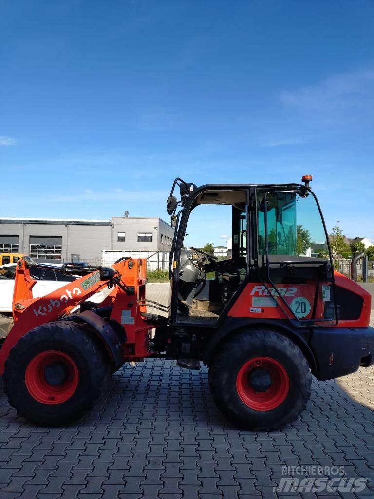 Kubota R 082 لوادر بعجل