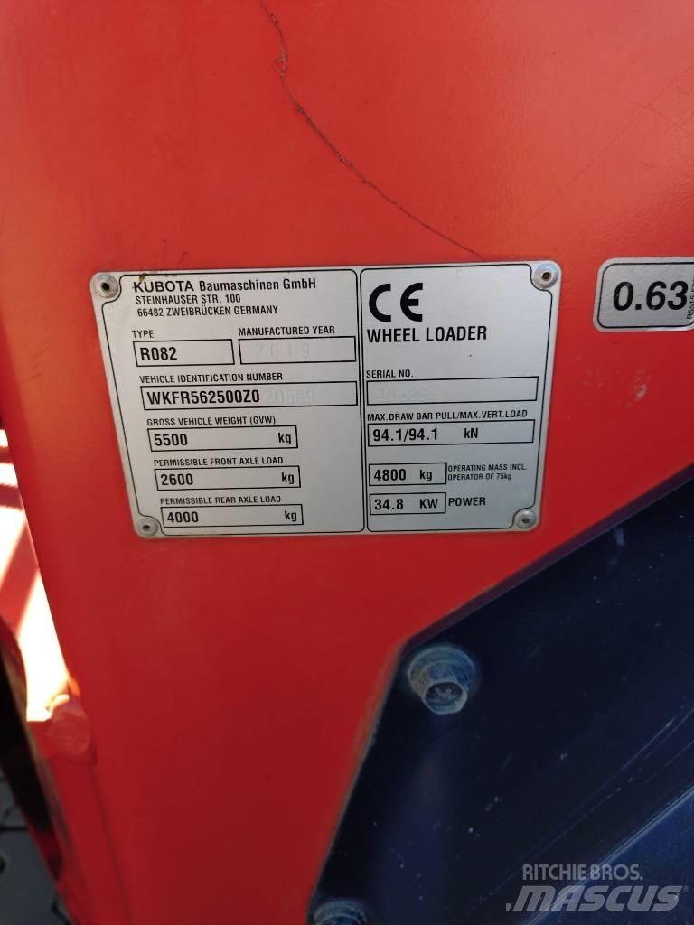 Kubota R 082 لوادر بعجل