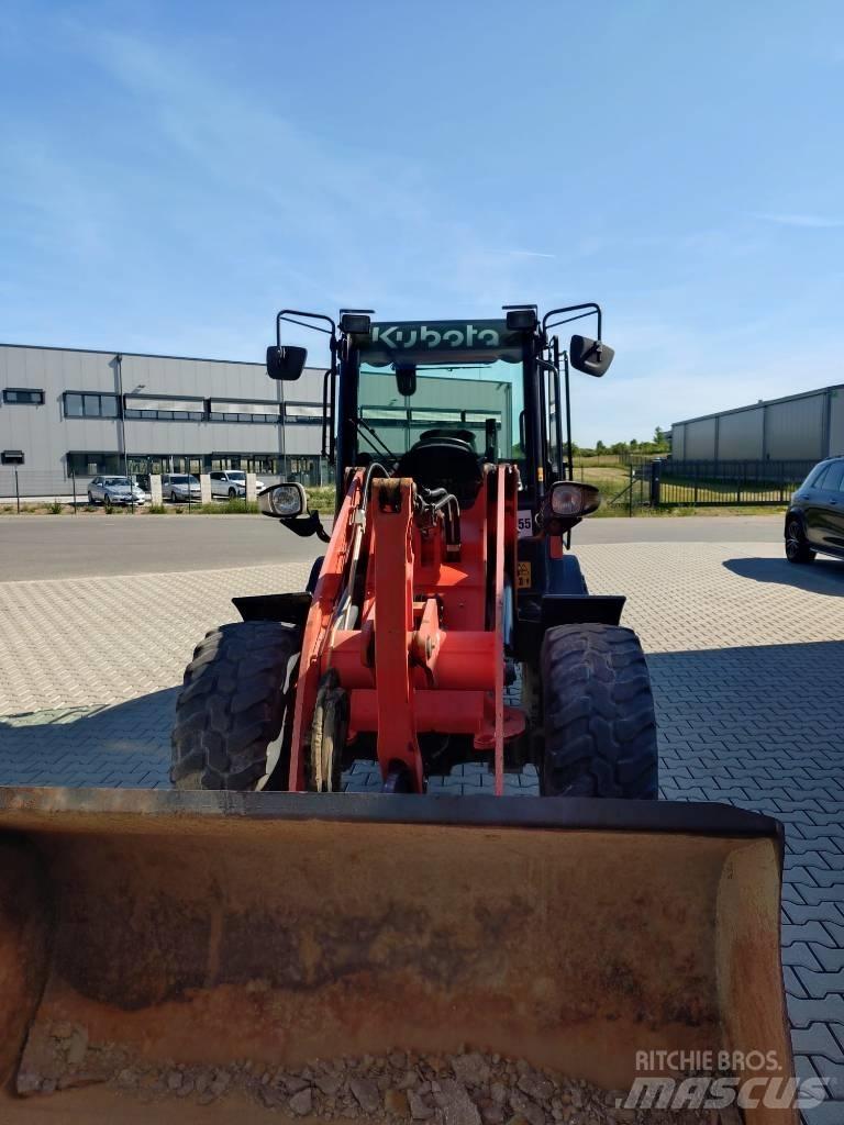 Kubota R 082 لوادر بعجل