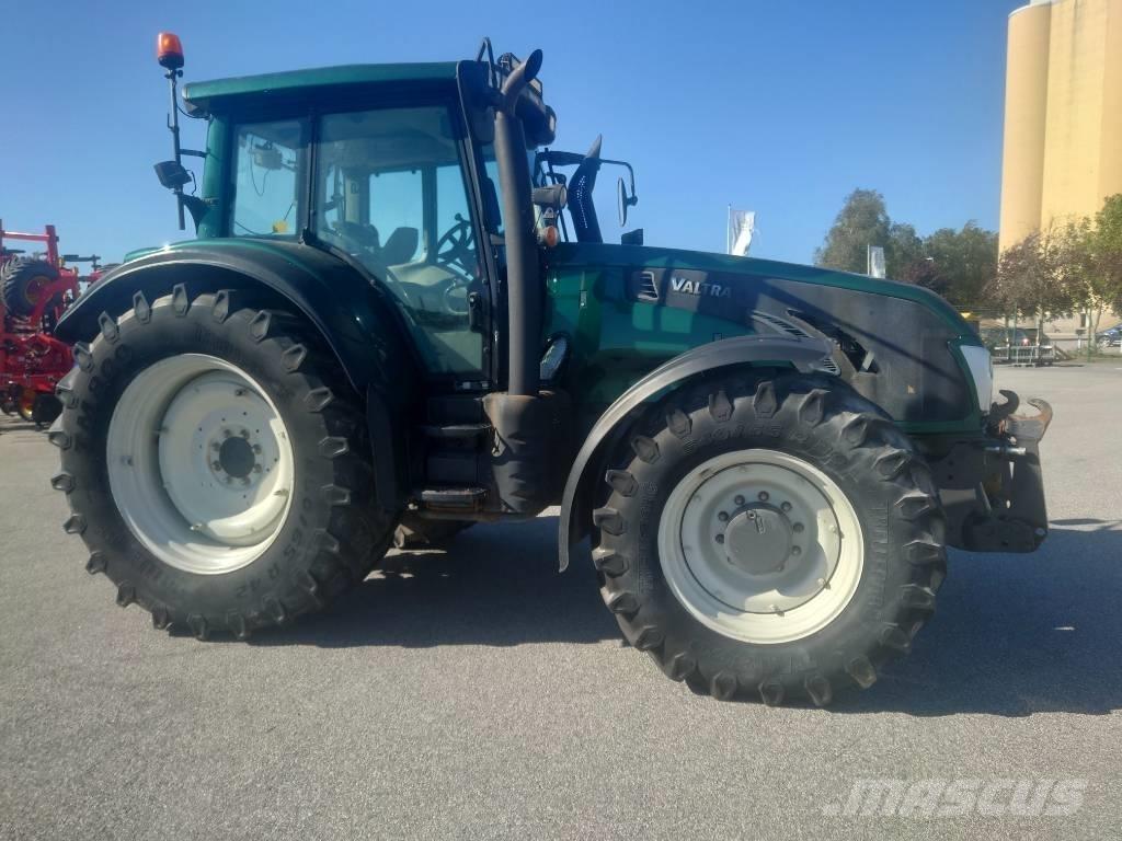 Valtra T 213 V الجرارات
