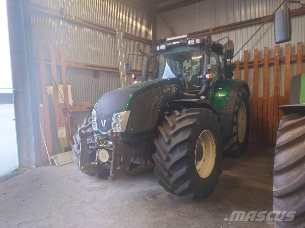 Valtra T 213 V الجرارات