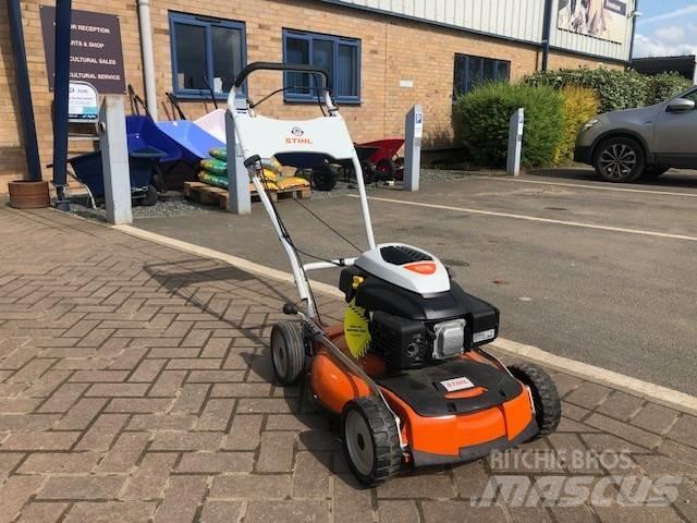 Stihl RM 4 RTP جز العشب خلف الكهف