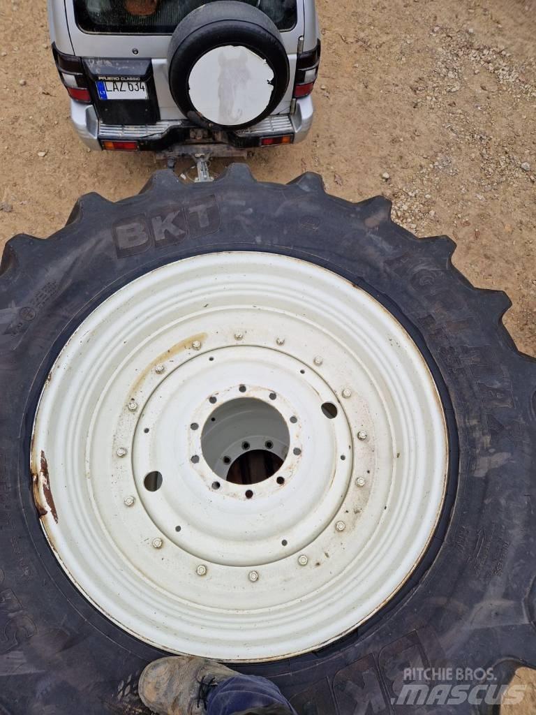 BKT 520/85 R42 الإطارات والعجلات والحافات