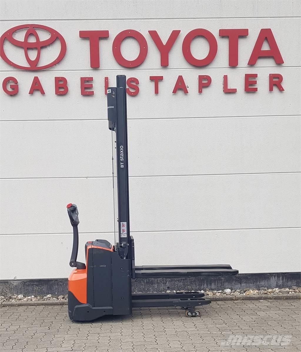 Toyota SWE120L معدات التكديس الجوالة