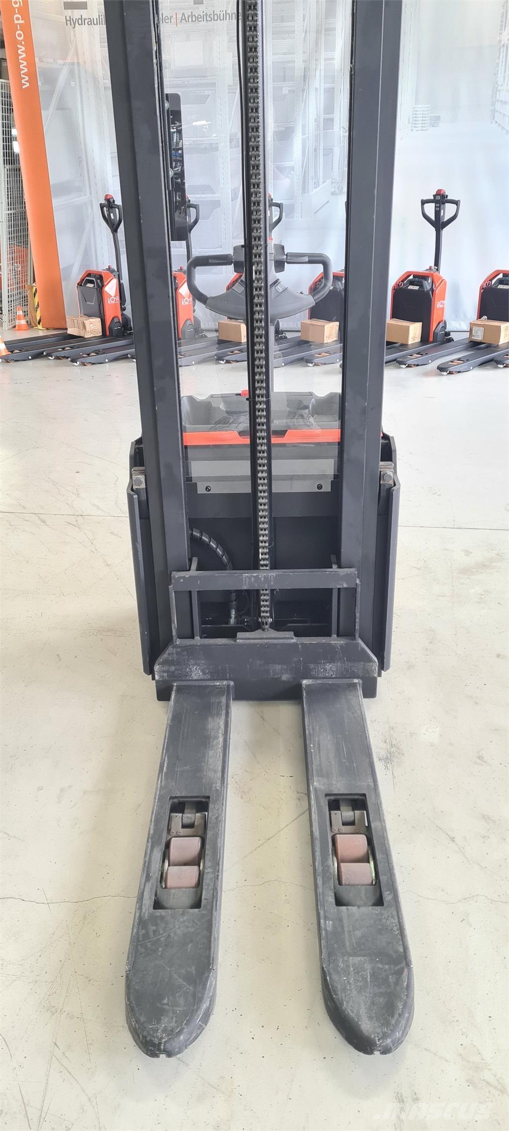 Toyota SWE120L شاحنات مناولة ذاتية الدفع