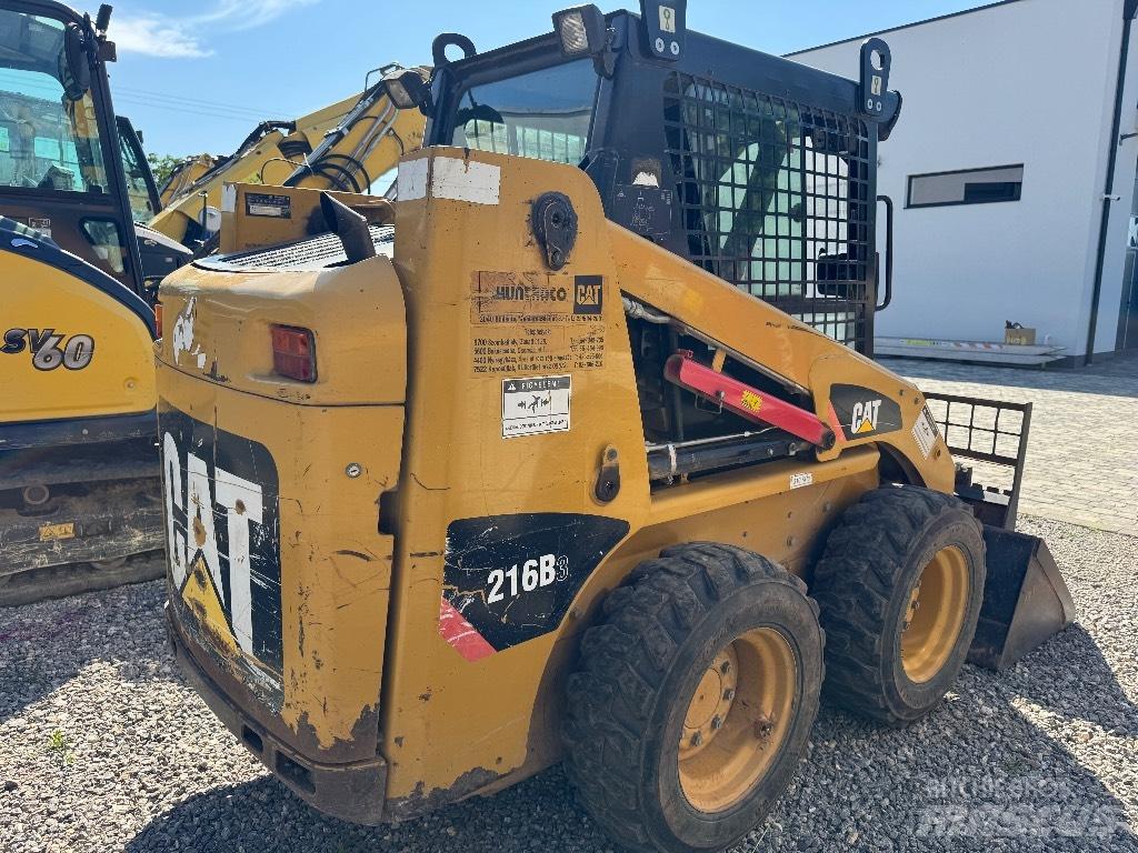 CAT 216 B 3 لوادر انزلاقية التوجيه