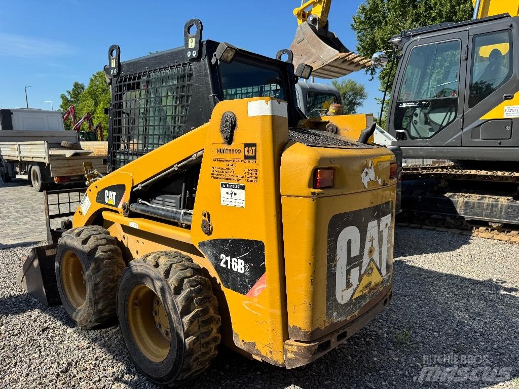 CAT 216 B 3 لوادر انزلاقية التوجيه