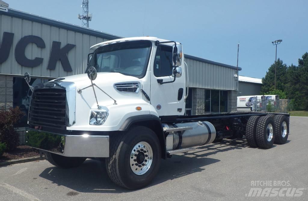 Freightliner 114 SD شاحنات بمقصورة وهيكل