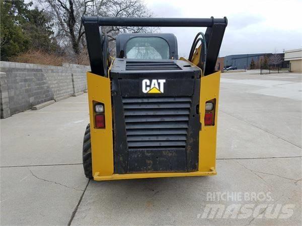 CAT 272 D لوادر انزلاقية التوجيه