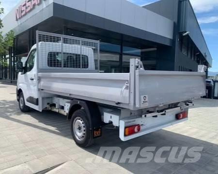 Nissan 3500 شاحنات قلابة