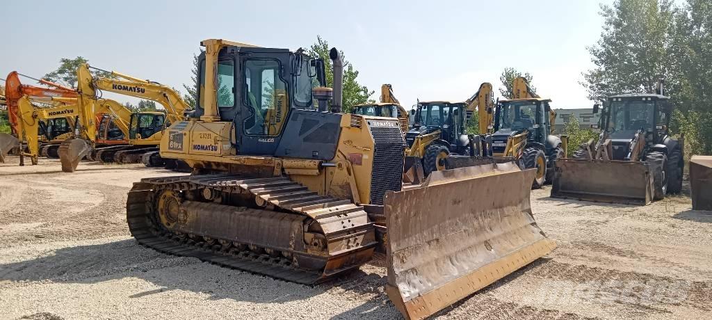 Komatsu D61EX-15 بلدوزرات مجنزرة