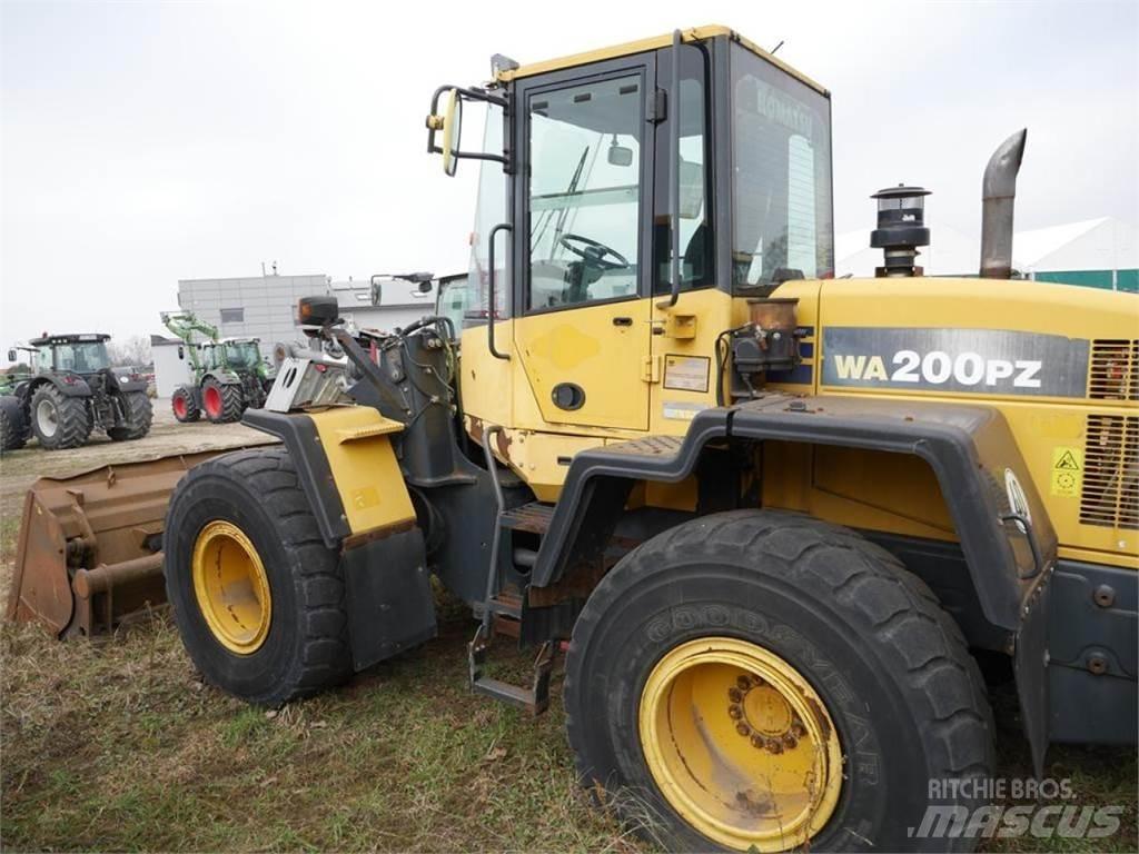 Komatsu WA 200 PZ لوادر بعجل