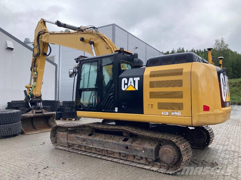 CAT 326 F L حفارات زحافة