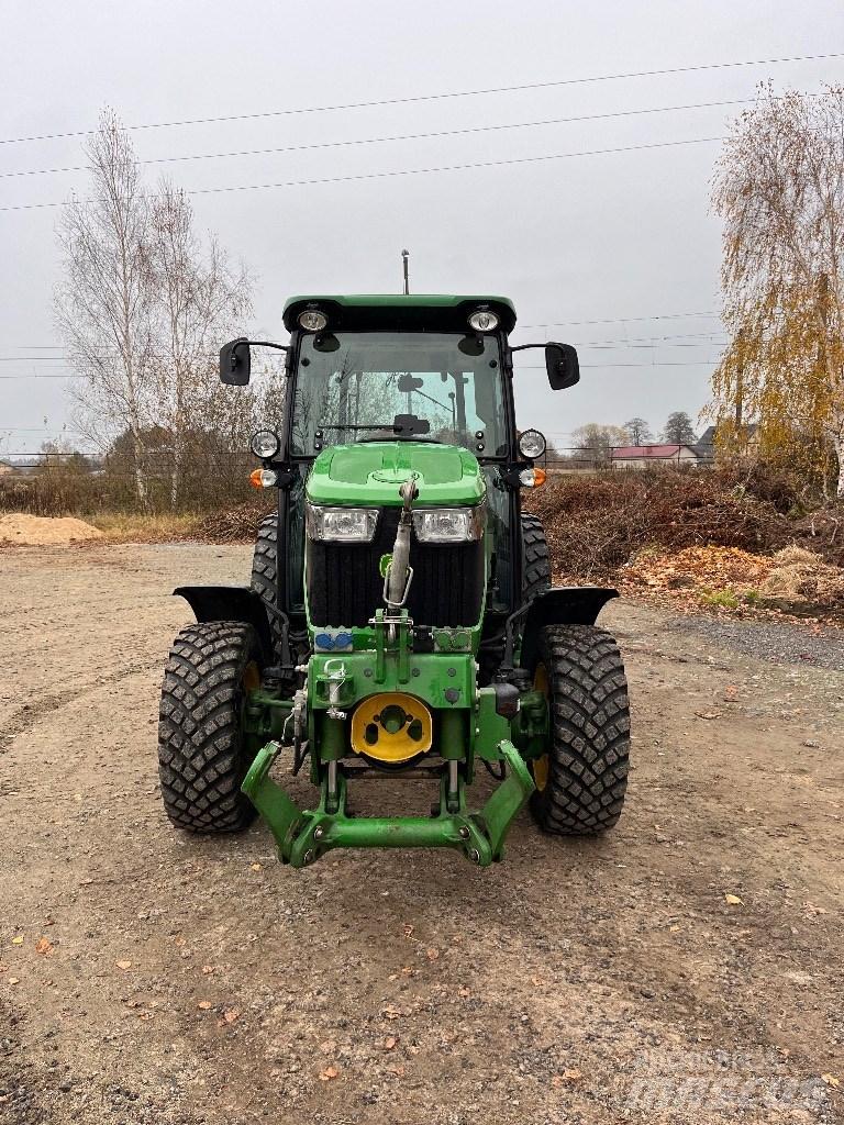 John Deere 5105 GF الجرارات