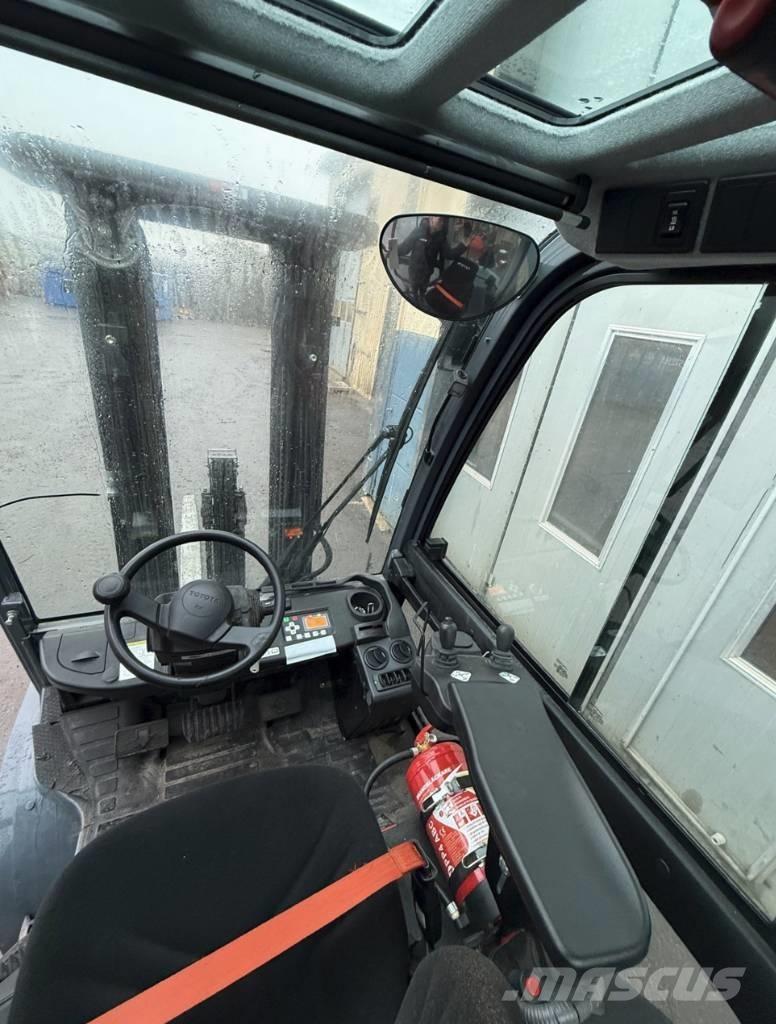 Toyota truck 8FD30F شاحنات الديزل