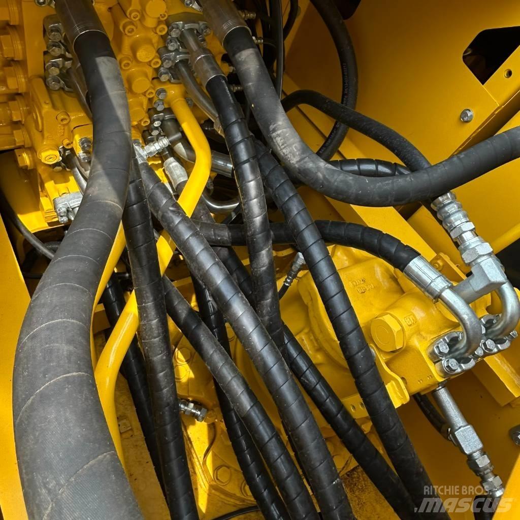 Komatsu 220-8 حفارات زحافة