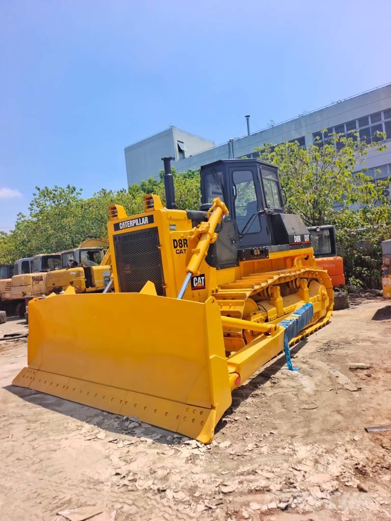 CAT D 8 R بلدوزرات مجنزرة
