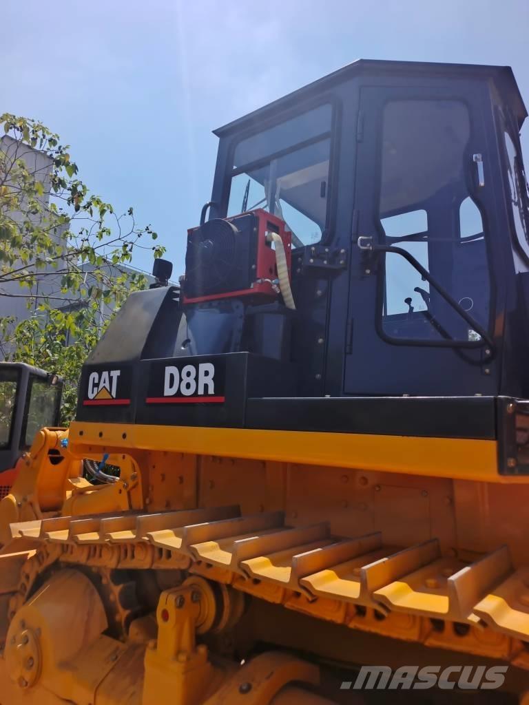 CAT D 8 R بلدوزرات مجنزرة